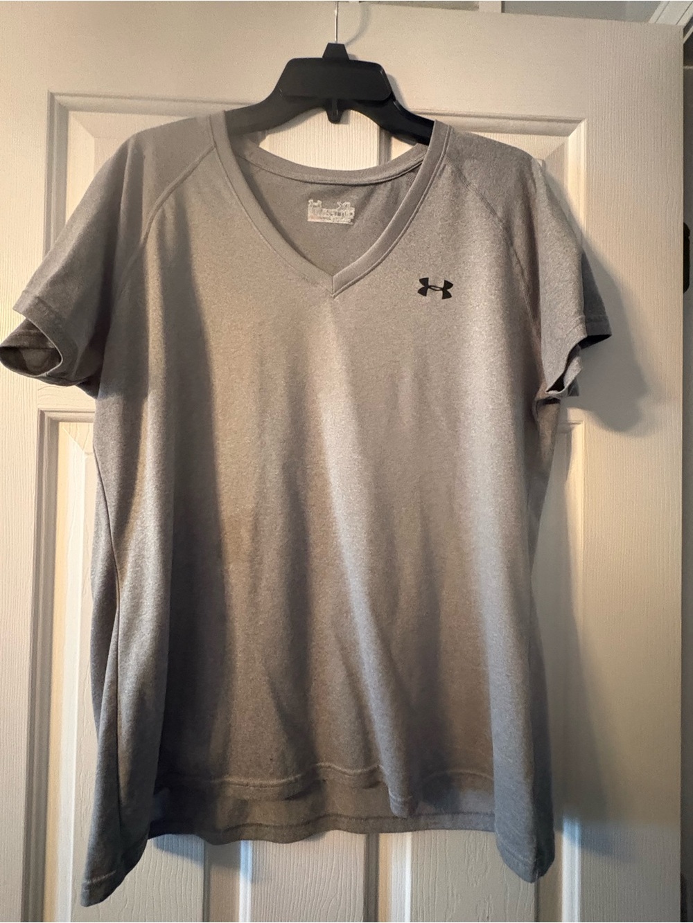 Under Armour Women’s Gray V-Neck Performance Tee XL